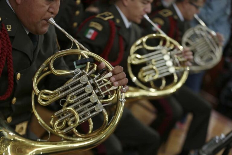 SEDENA gasta en instrumentos musicales de lujo y a precios inflados