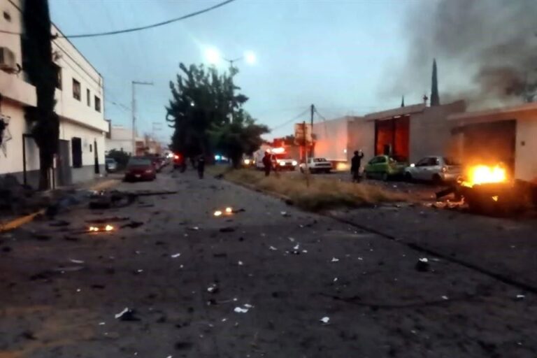 Explosión de coche bomba en Acámbaro deja tres heridos y daños materiales