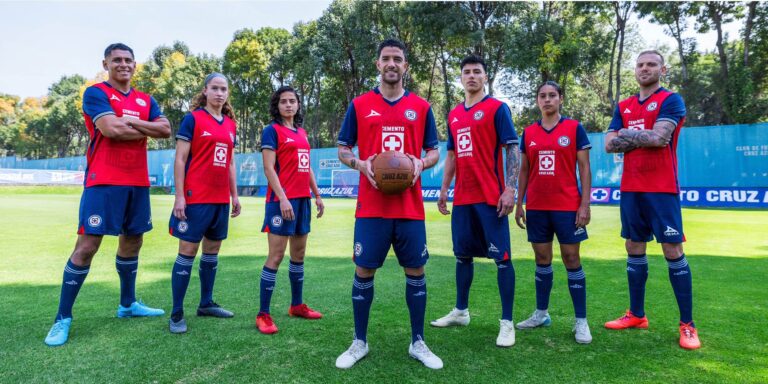 Cruz Azul presenta su tercer uniforme para la temporada 2024-25 con un diseño emblemático