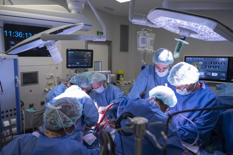 España realiza el primer trasplante facial mundial a partir de un donante con paro cardíaco