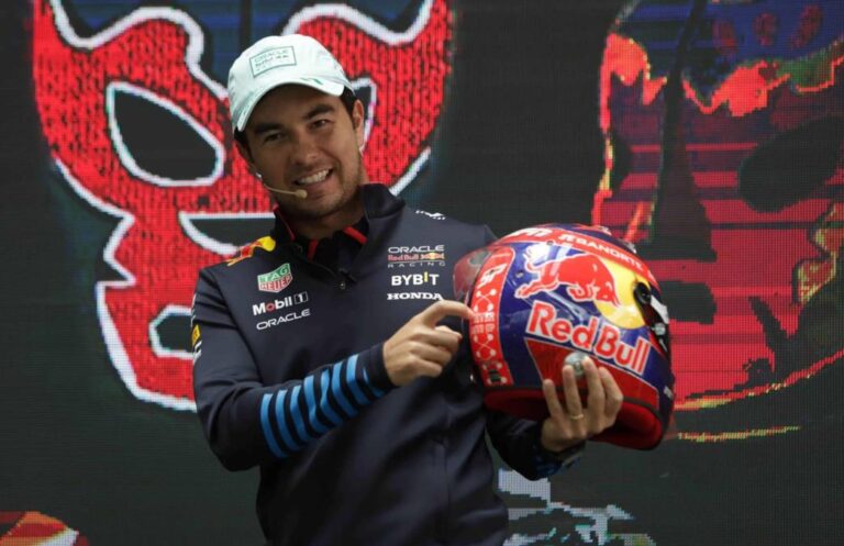 Checo Pérez presenta casco inspirado en lucha libre para el Gran Premio de México 2024
