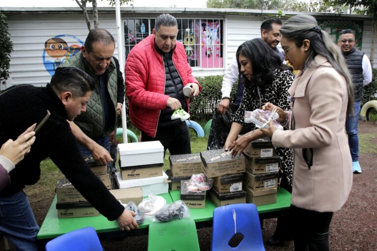 Entrega GEM zapatos a estudiantes de Chalco afectados por inundaciones