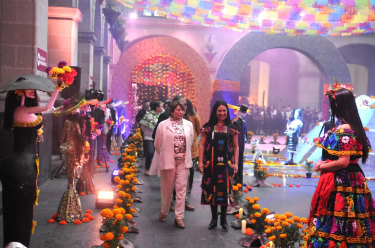 Mil cráneos conforman el «Tzompantli» de la Ofrenda Monumental de Día de Muertos en Palacio de Gobierno
