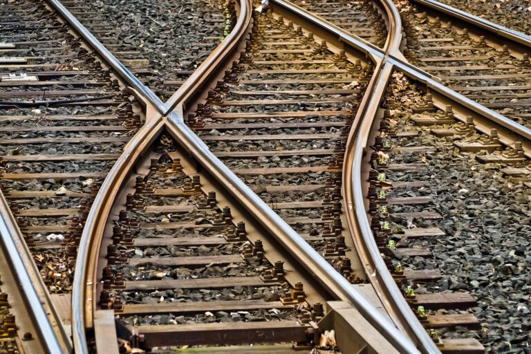 Senado aprueba reforma para que el Estado retome control de vías ferroviarias