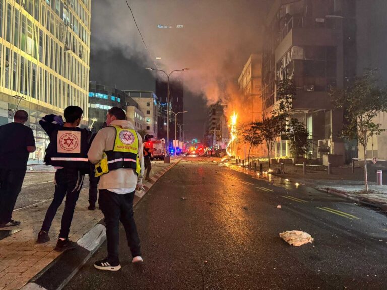Misil de Hezbolá impacta en un suburbio de Tel Aviv