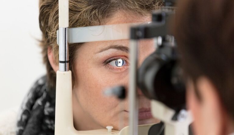 Científicos japoneses devuelven la vista con innovador trasplante de células madre