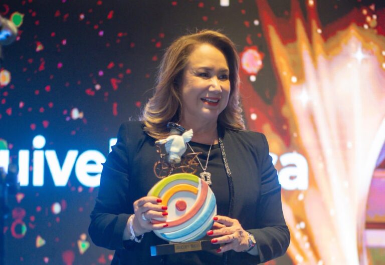 Ministra Yasmín Esquivel recibe el Premio Internacional ALMA 2024