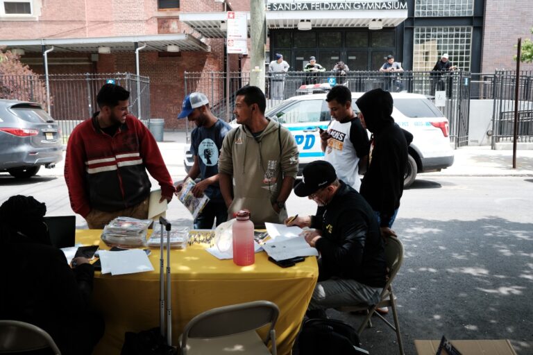 Nueva York suspende vales de comida para migrantes y finaliza programa piloto de ayuda alimentaria
