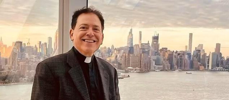 Sacerdote de Brooklyn bajo investigación por desvío millonario de fondos parroquiales