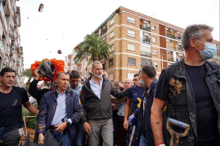 En medio de la tragedia el Rey Felipe de España pide entender el enfado de víctimas del temporal