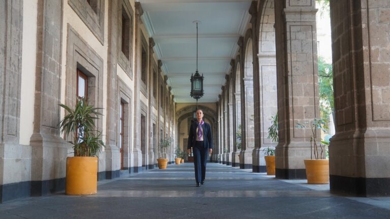 Presidenta Sheinbaum refrenda su compromiso desde Palacio Nacional y recuerda que llegó “para servir al pueblo”