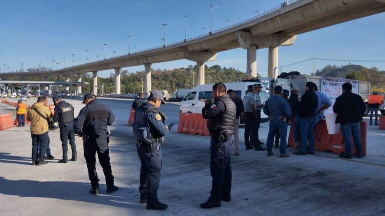 Extrabajadores del Tren Maya bloquean autopista en protesta por salarios pendientes