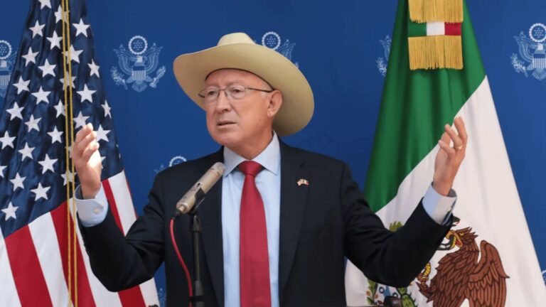 Ken Salazar plantea desarrollo en el sur como solución a la crisis migratoria