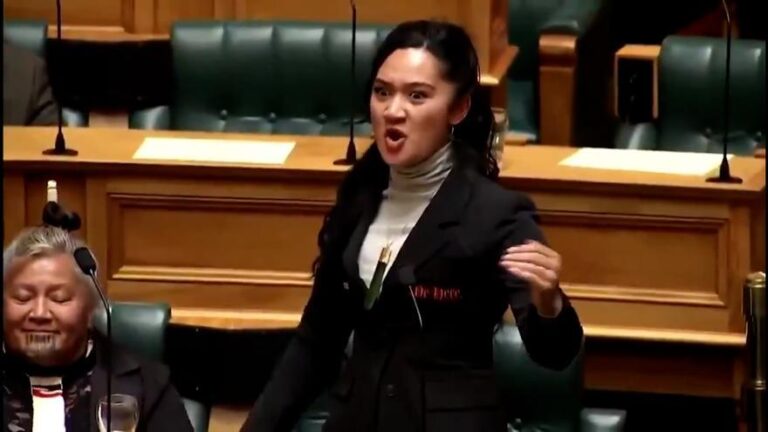 Un grupo de legisladores maoríes suspendió la sesión parlamentaria en Nueva Zelanda con un haka tradicional