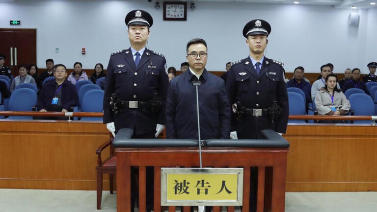 Por corrupción, condenan a muerte al expresidente del Banco de China