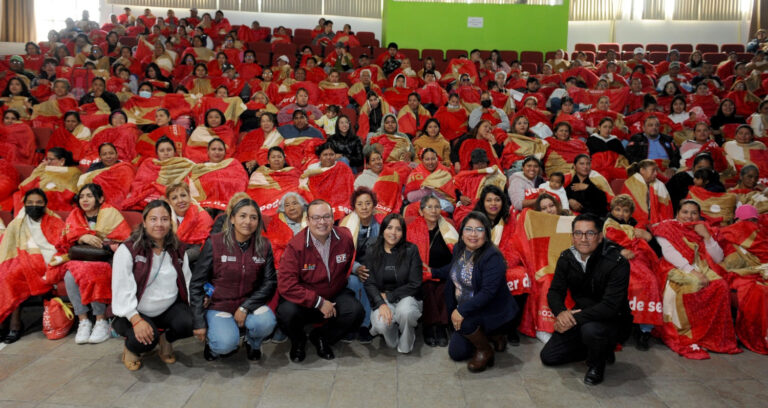 Cobija DIFEM más de 29 mil sonrisas mexiquenses con la entrega de cobertores