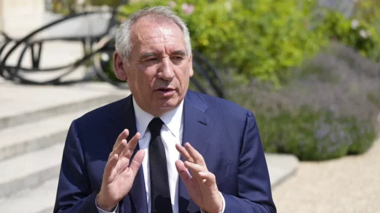 François Bayrou estructura nuevo Gobierno en Francia tras voto de censura