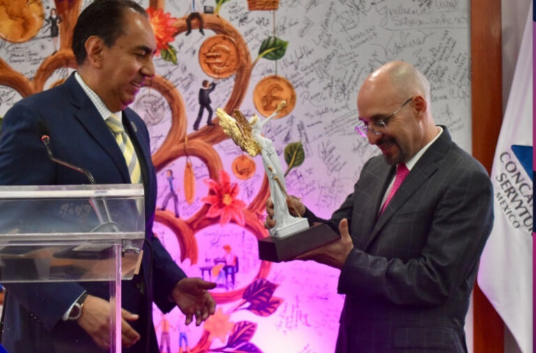 Octavio de la Torre recibe la Presea Victoria Alada por su liderazgo empresarial