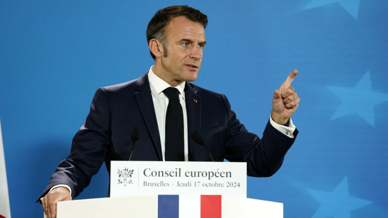 Crisis política en Francia: Macron enfrenta críticas tras la caída del gobierno