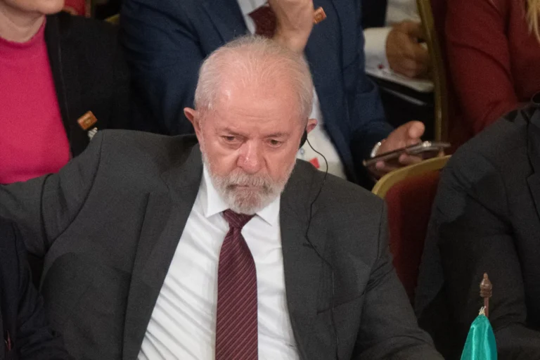 Operan a presidente de Brasil Lula da Silva, por una hemorragia intracraneal