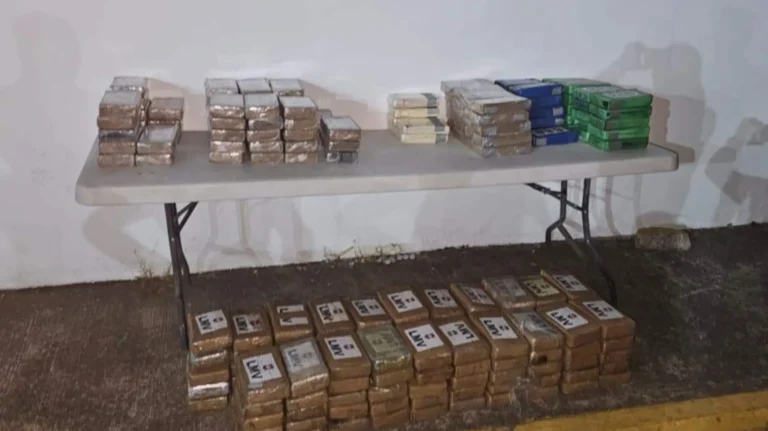 Marina confisca 455 paquetes de cocaína en Puerto Chiapas y detiene a dos sospechosos