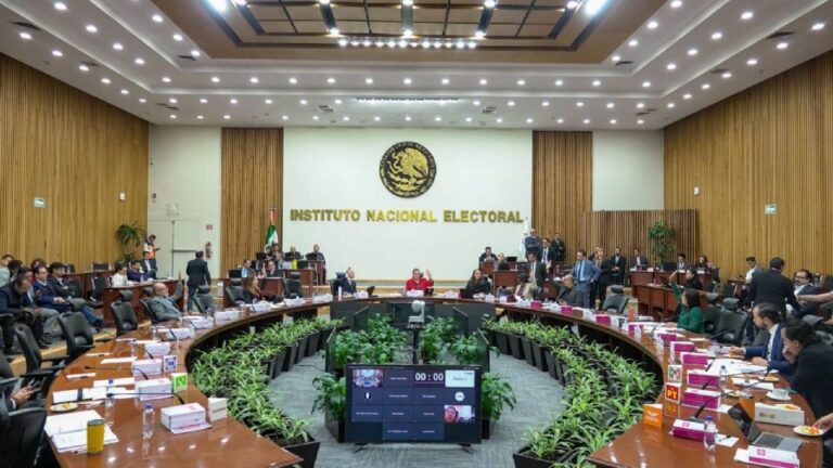 Juez federal confirma medidas cautelares contra elección de jueces y multa a consejeros del INE