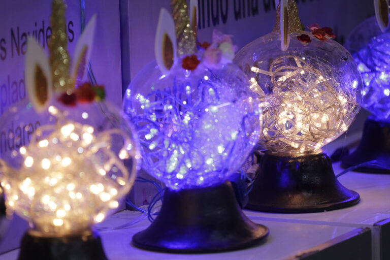 Ofrecen artesanos de Xonacatlán la experiencia de elaborar tu propia esfera navideña
