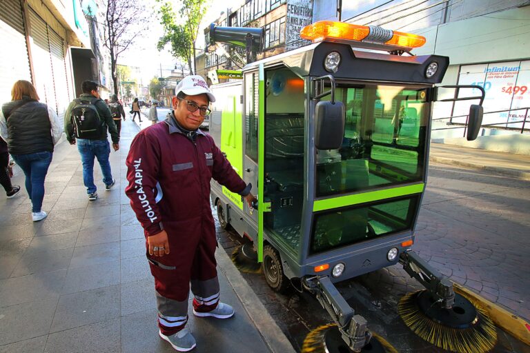 Toluca moderniza su limpieza urbana con barredoras eléctricas