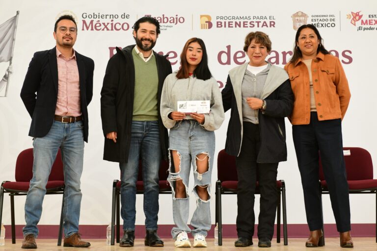 Gobierno mexiquense impulsa el desarrollo de la juventud con entrega de 700 tarjetas del programa “Jóvenes Construyendo el Futuro”