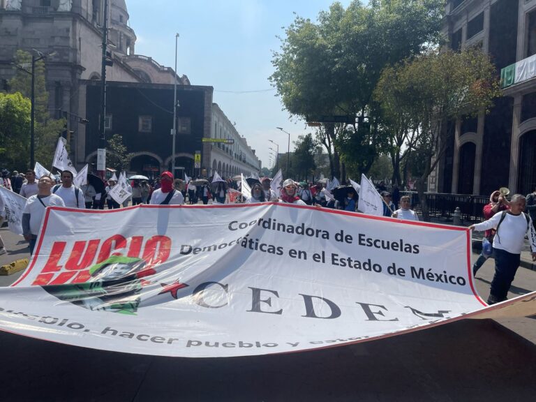 Megamarcha de maestros colapsa vialidades en Toluca