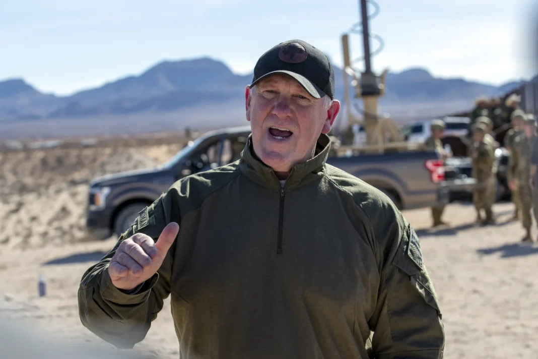 El zar fronterizo Tom Homan habla con los medios durante su visita a la frontera entre Estados Unidos y México el lunes