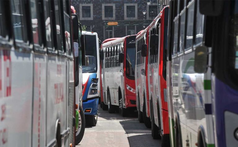 Transportistas amagan con colapsar las vialidades de Toluca, no quieren vagonetas
