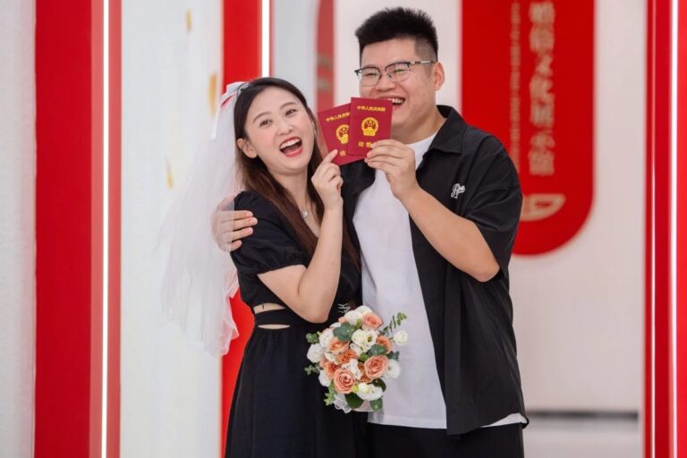 Proponen disminuir edad legal para matrimonio y eliminar límites de hijos en China