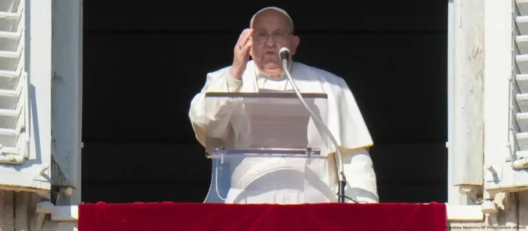 Lanza papa Francisco crítica a la política migratoria de EE.UU.
