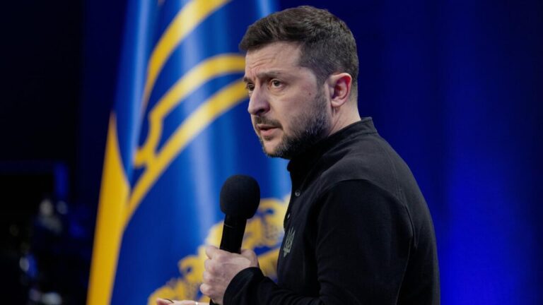 Zelensky pide por una paz duradera en el tercer aniversario de la invasión rusa