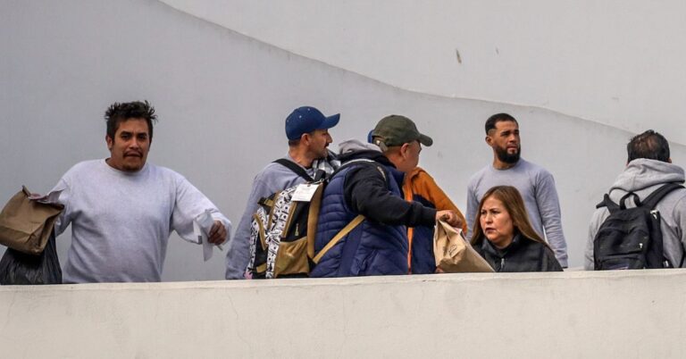 Migrantes mexicanos deportados acusan al gobierno trumpista por tratos inhumanos 