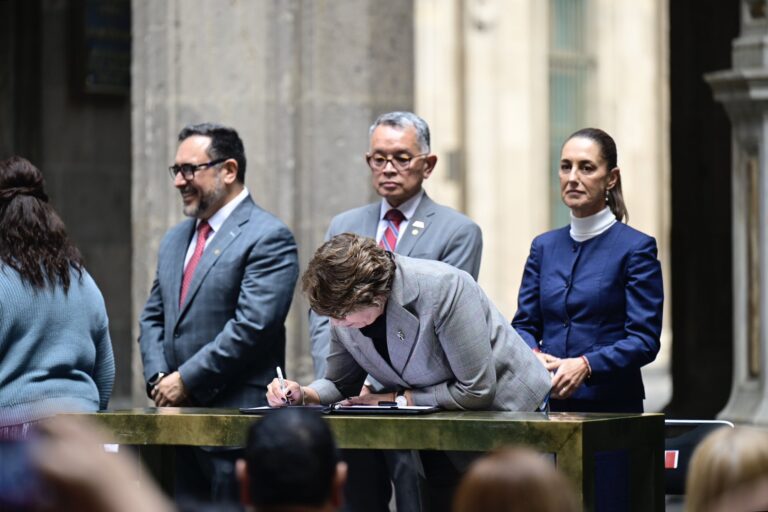 Gobernadora Delfina Gómez firma acuerdo por Bachillerato Nacional para todos