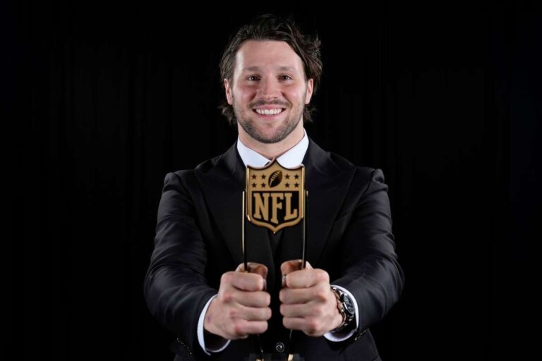 Josh Allen es nombrado MVP en la gala de premios de la NFL
