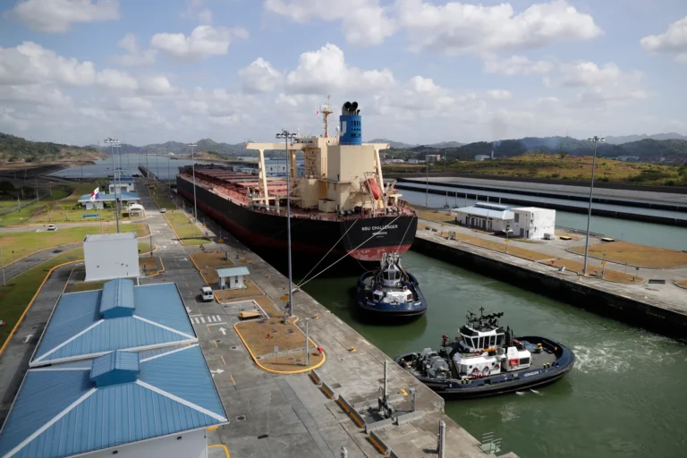 EE.UU. asegura que sus barcos ya no pagarán tarifas en el Canal de Panamá; autoridad panameña lo niega