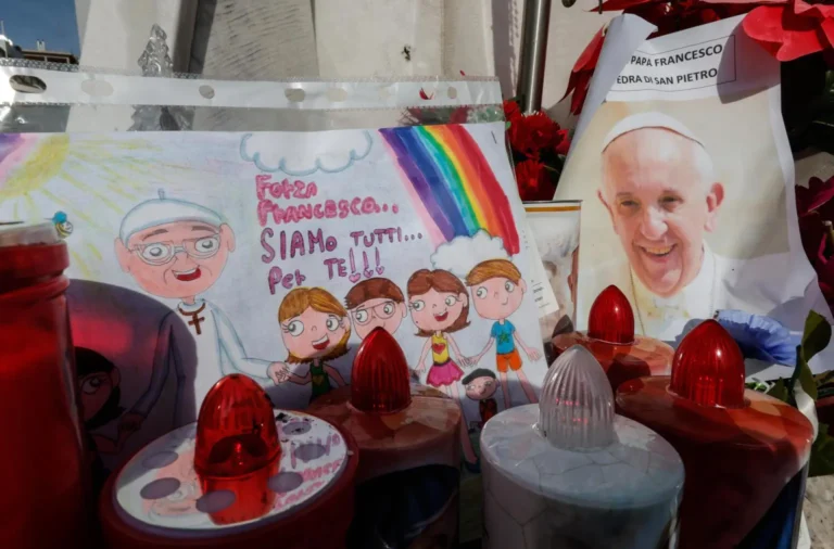 Vaticano celebra Rosario por la salud del Papa, lo reportan «de buen ánimo»