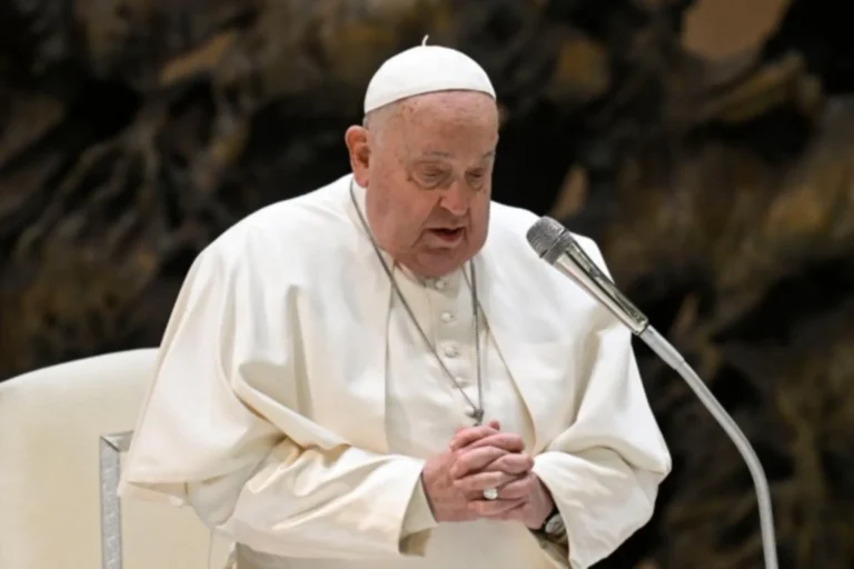 Papa Francisco regresa al hospital Gemelli por afecciones respiratorias