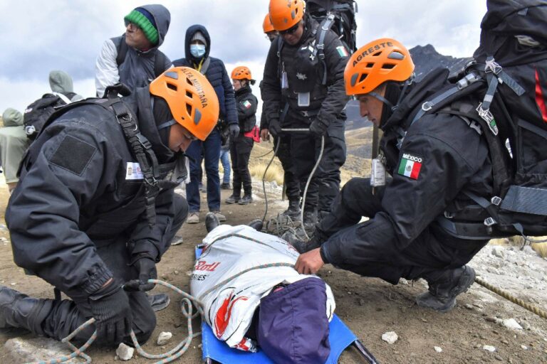 Policía de Alta Montaña; héroes que auxilian a los visitantes del Volcán Xinantécatl