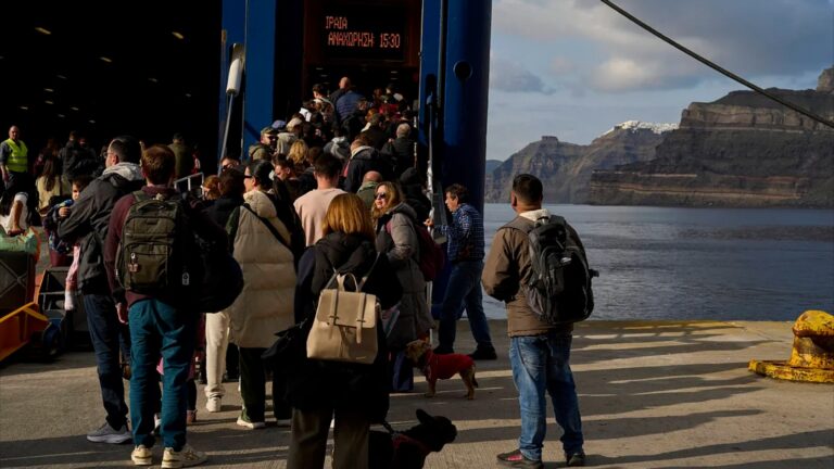Santorini refuerza medidas ante sismos y construirá puerto de evacuación