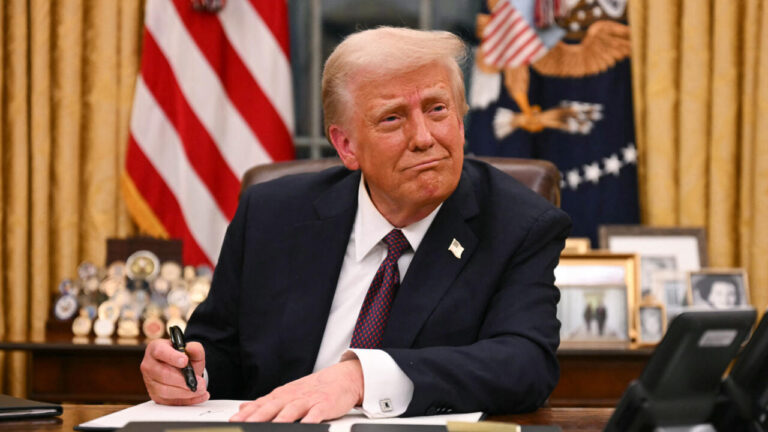 Trump amenaza con arancel del 200% a bebidas alcohólicas de la Unión Europea