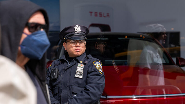 FBI crea grupo especial para investigar ataques contra vehículos Tesla