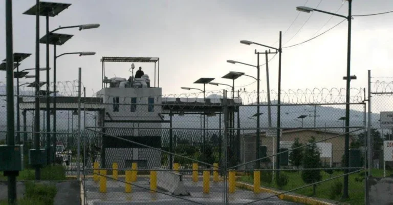 Separan de su cargo a 20 custodios en penales del Edomex