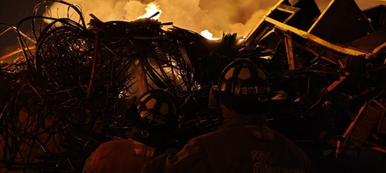 Incendio fuera de control en tiradero de electrónicos en Edomex