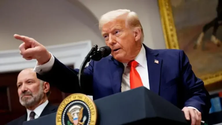 Entran en vigor los aranceles de Trump contra México y Canadá