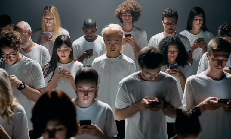 El impacto de dejar de usar el celular durante tres días, según un estudio