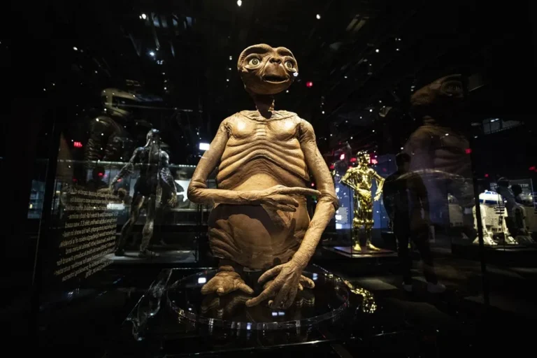 Sotheby’s subastará modelo original de E.T. en evento sobre cine de terror y ciencia ficción